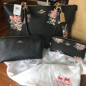 BNWT COACH bag with matching wallet & makeup bag!!